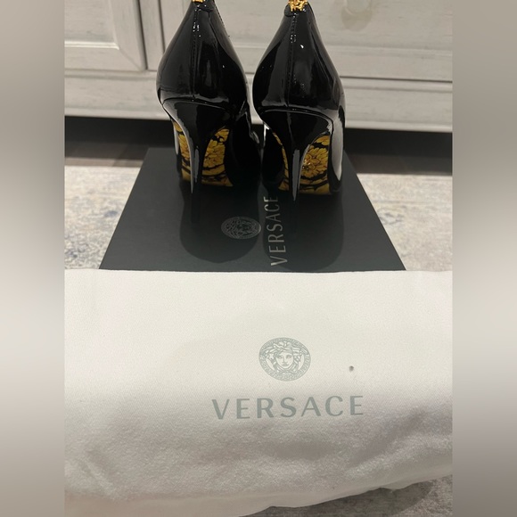 Versace Decollete 110 
BRAND NEW - Picture 4 of 4